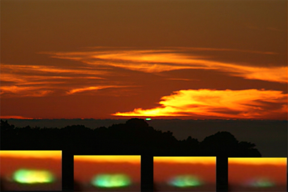 Cloud-top green flash