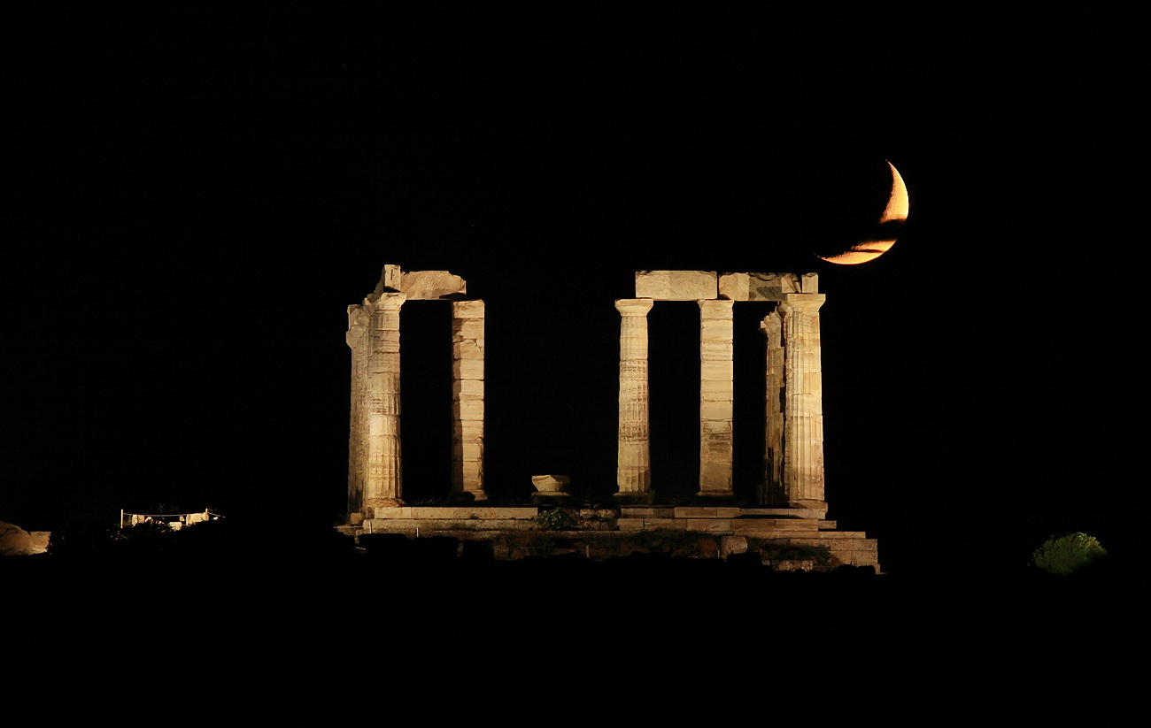 Moonset over Poseidons temple.