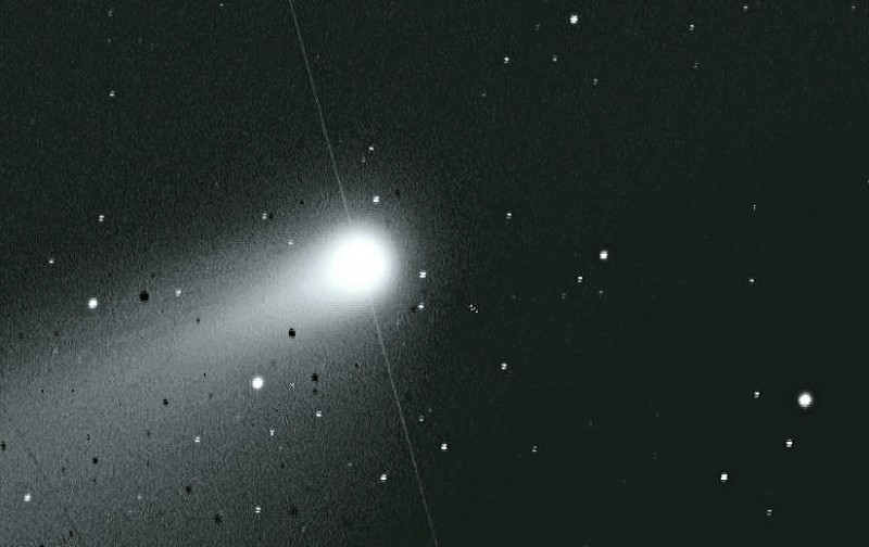 Comet Neowise with satellite pass.