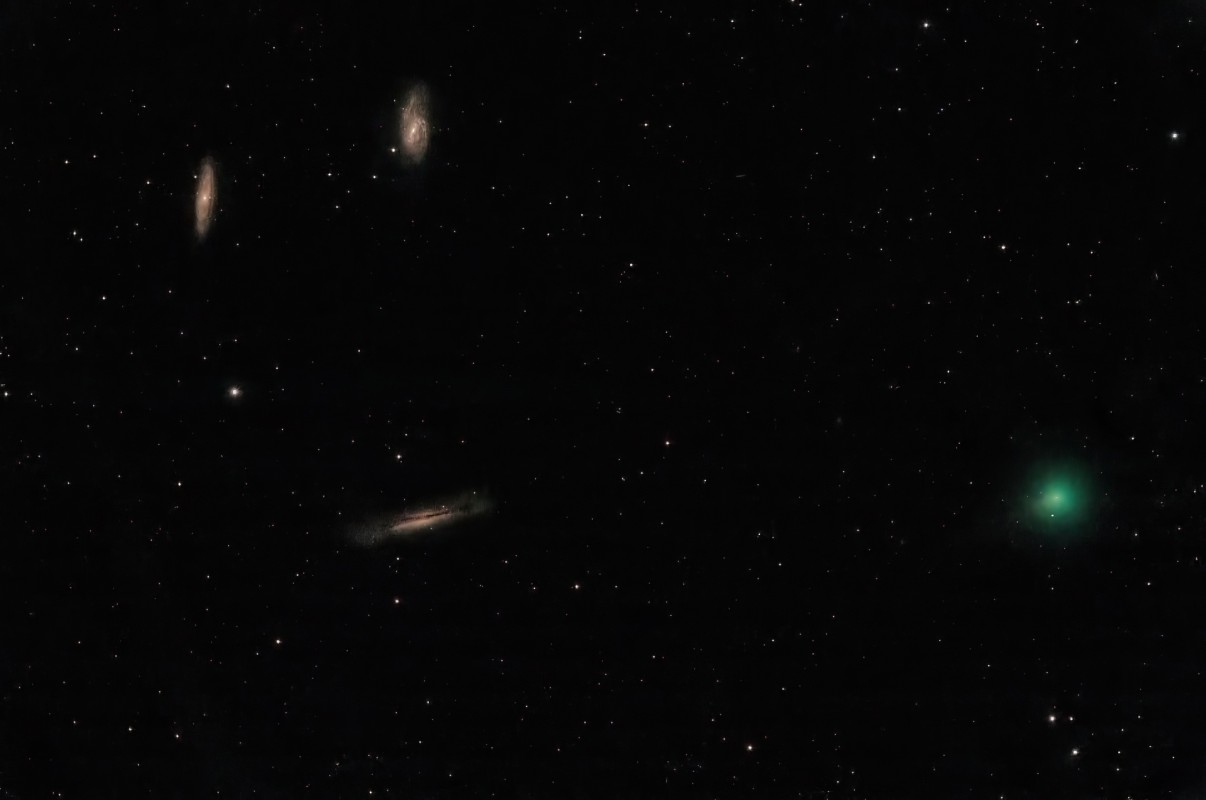 Comet 62P/Tsuchinshan {green) with the Leo Triplet image