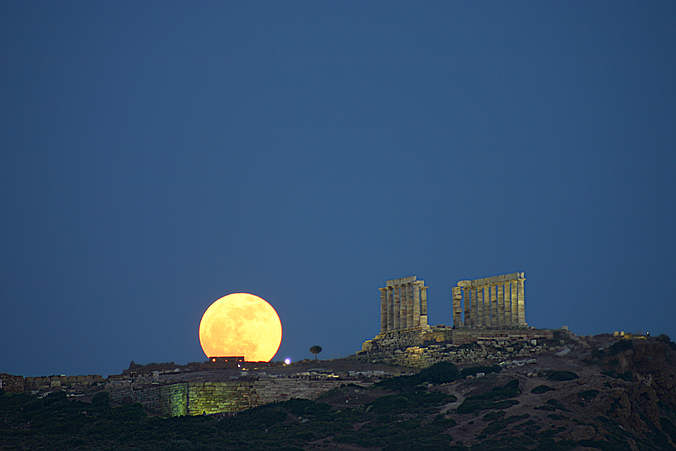 Selene Rising at Sounio (I)