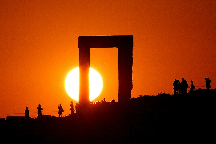 Aphelion Sun and the Portara