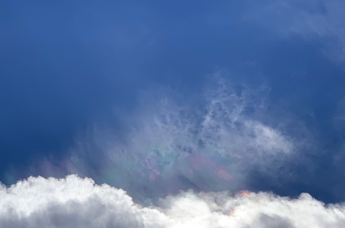Birefringence seen in clouds above the house 8/22